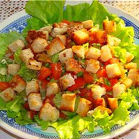 Салат Цезарь - рецепт с курицей и сухариками